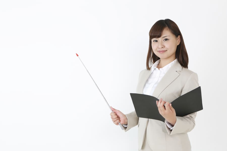 バイク保険を解説する女性